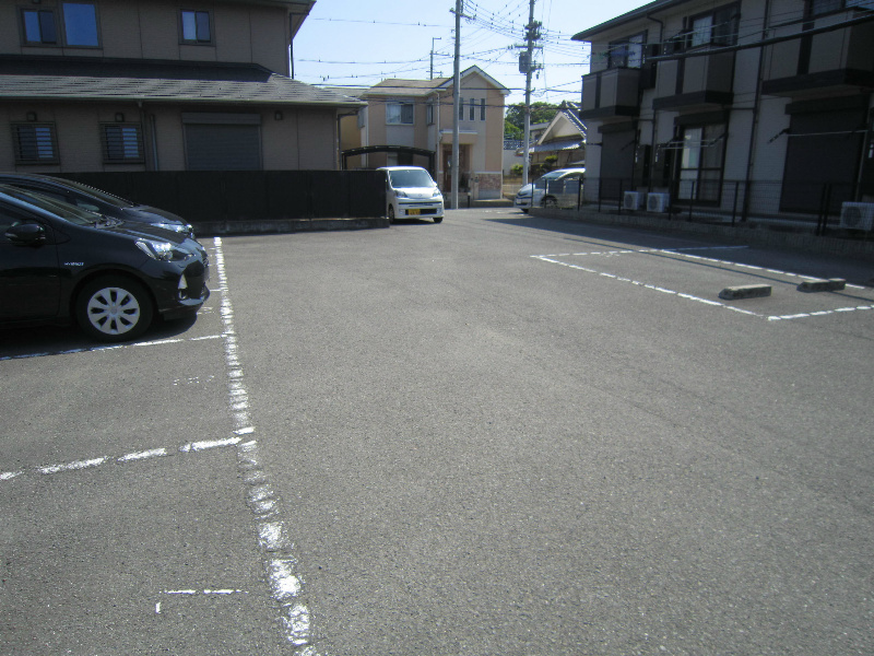 【フローラ岡本の駐車場】