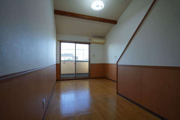 居室・リビング　同じ建物の別なお部屋