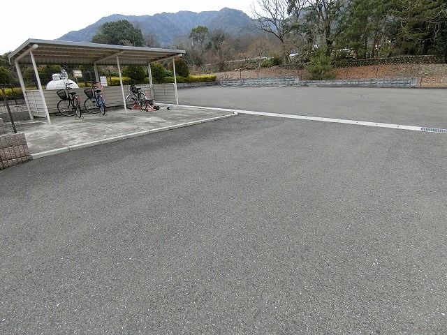 【カーサ・イリーデＢの駐車場】