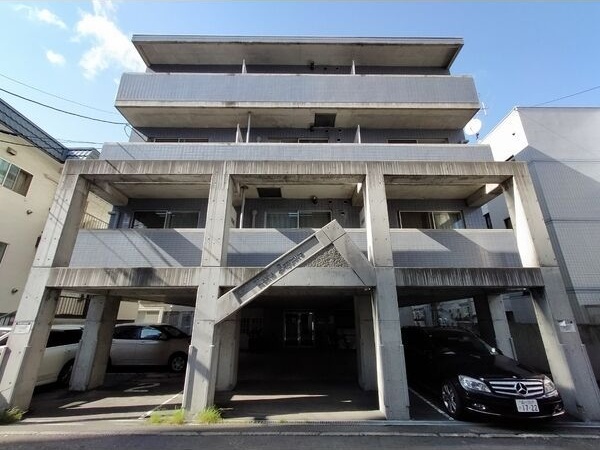 札幌市東区北十一条東のマンションの建物外観