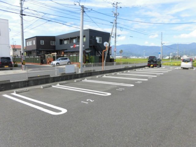 【ルミエールホーム　弐番館の駐車場】