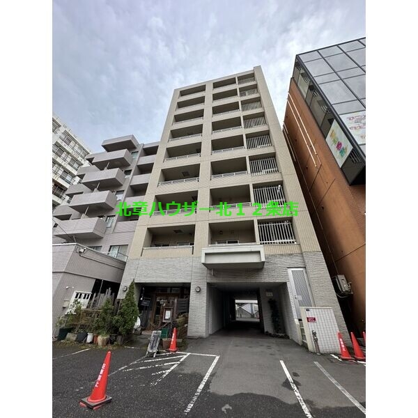 札幌市北区北二十三条西のマンションの建物外観