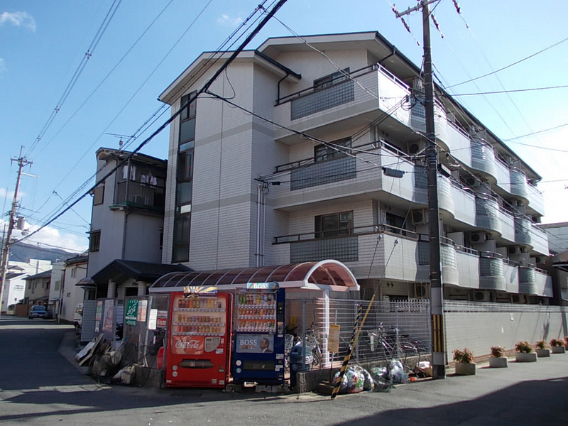 京都市山科区御陵中内町のマンションの建物外観