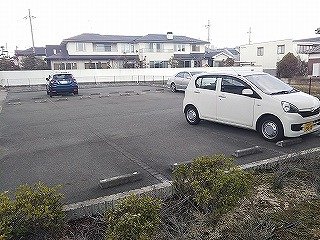 【レオパレスシャインピアの駐車場】