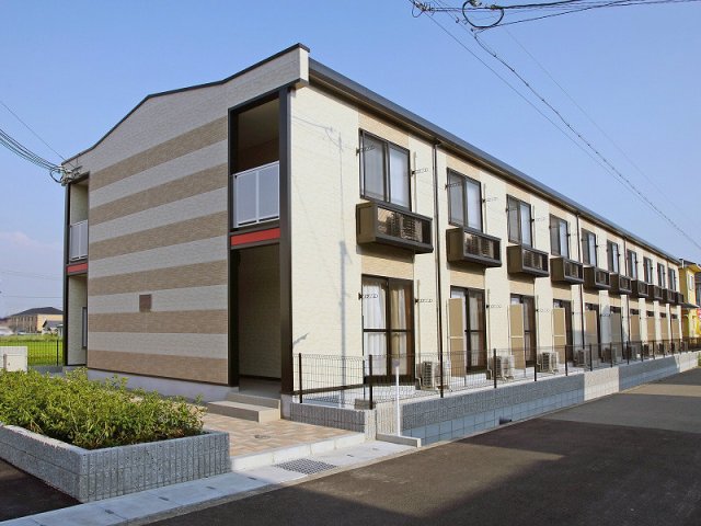 【レオパレスシャインピアの建物外観】