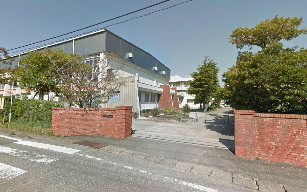 中学校　木更津市立岩根中学校（中学校）まで290m