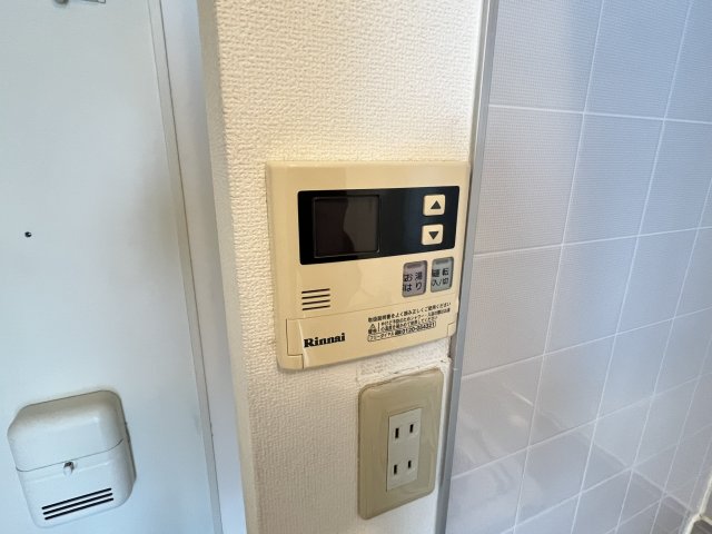 その他設備　給湯器リモコンです