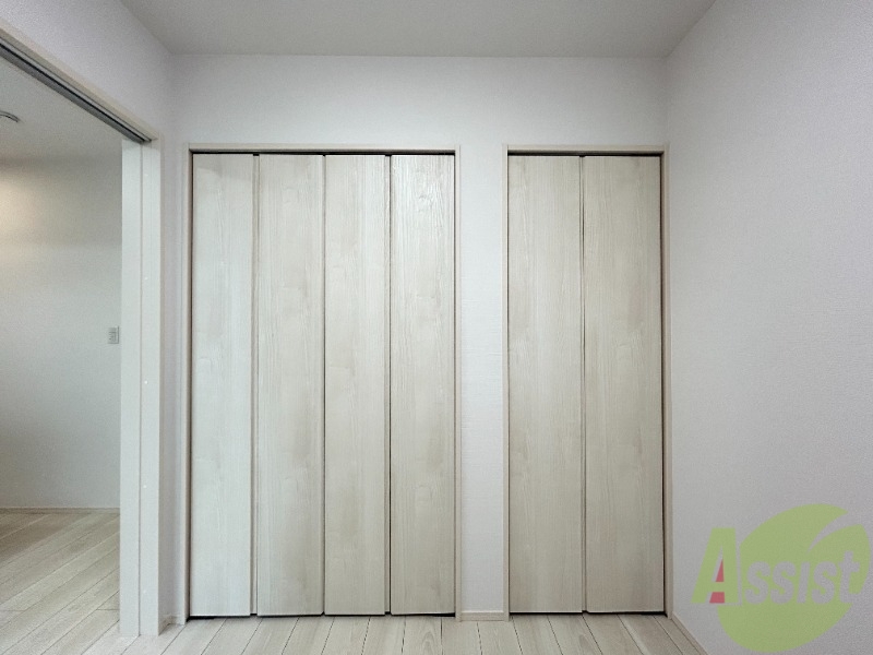 収納　洋室にあるクローゼットです。両開きになっています。