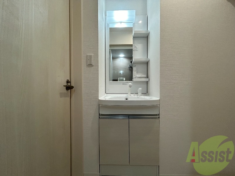 洗面設備　洗面台はシンプルなつくりで手入れがしやすそうですね。