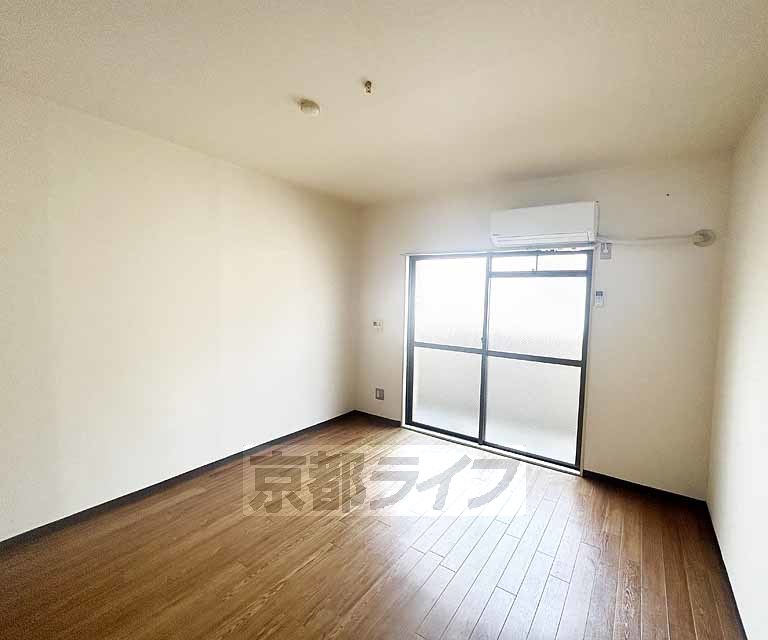 居室・リビング　落ち着いた雰囲気のお部屋です