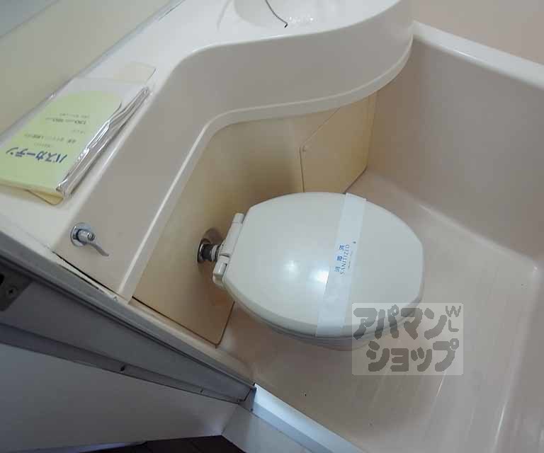 地下鉄烏丸線 今出川駅 徒歩15分 5階建 築49年のトイレ写真