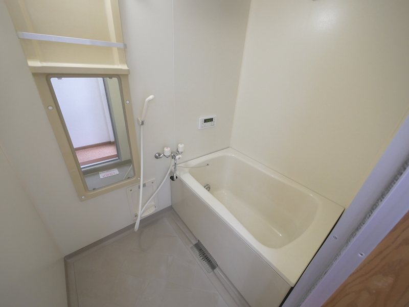 バス・シャワールーム　追焚き給湯、シャワー