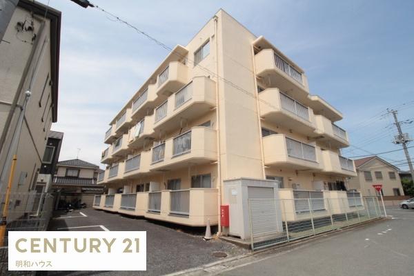 建物外観　鉄筋コンクリート造4階建の1階角部屋です