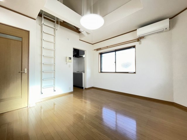 居室・リビング　反転間取り、室内写真