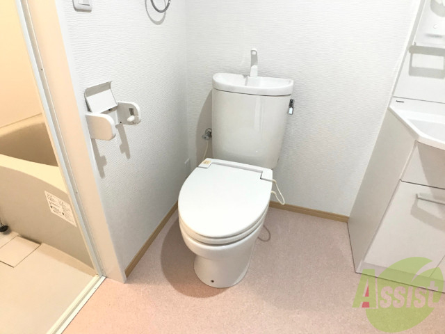 トイレ　トイレは洗面などと一緒の場所にあります。