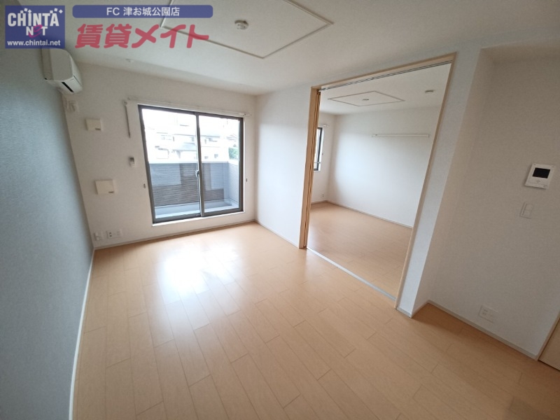 居室・リビング　同型反転参考写真