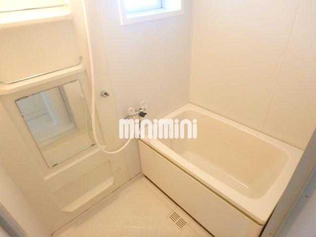 バス・シャワールーム　洋室にも窓があって換気に便利