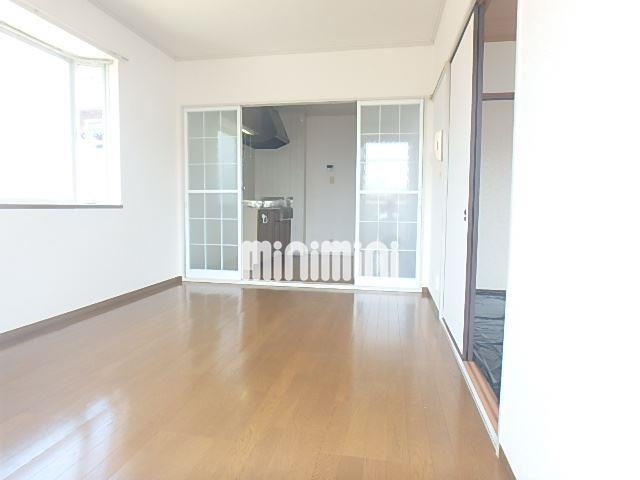 居室・リビング　角部屋で二面に窓があります。