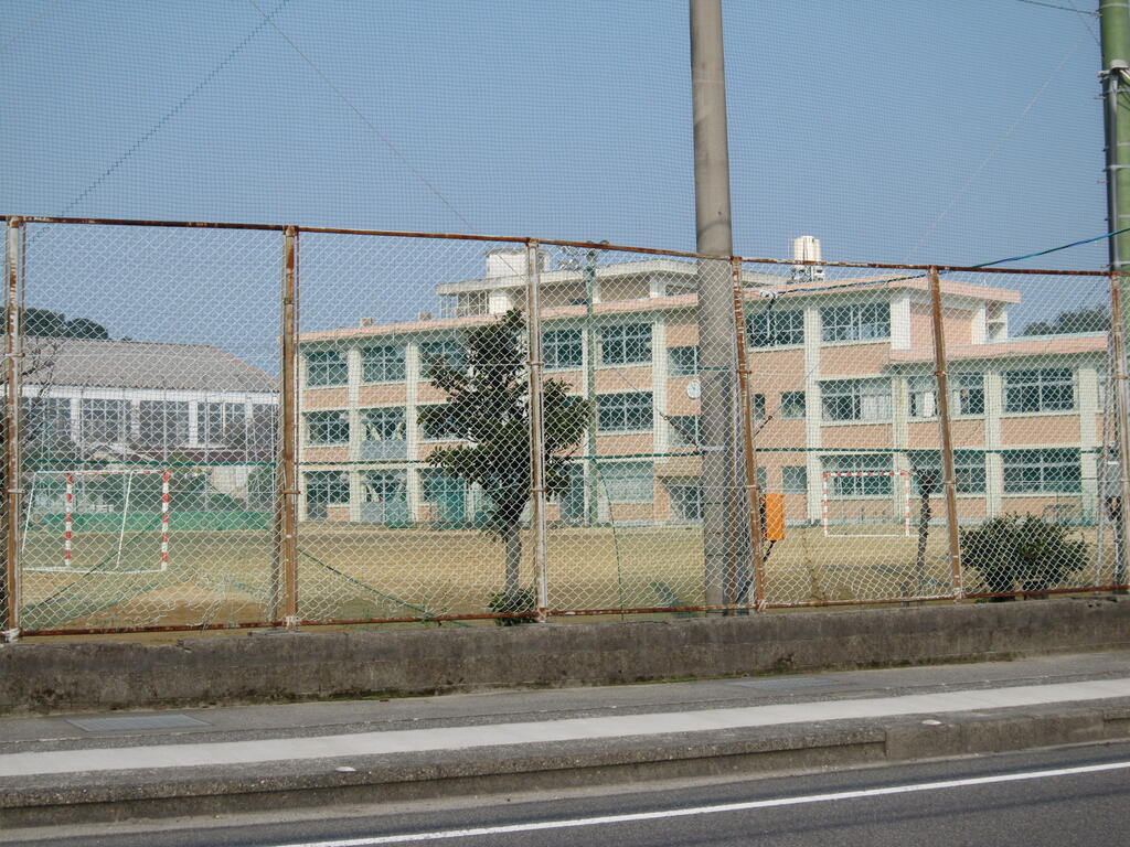 中学校　徳島市立津田中学校（中学校）まで767m