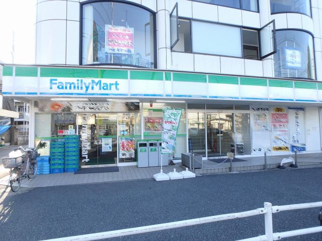 コンビニ　ファミリーマート（コンビニ）まで330m