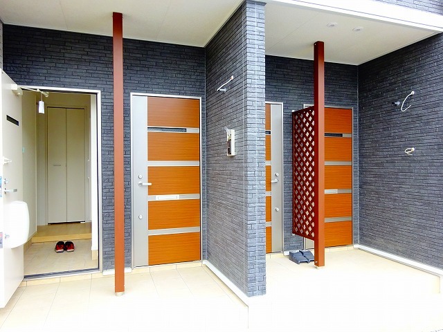 エントランス　シックな色合いのエントランス