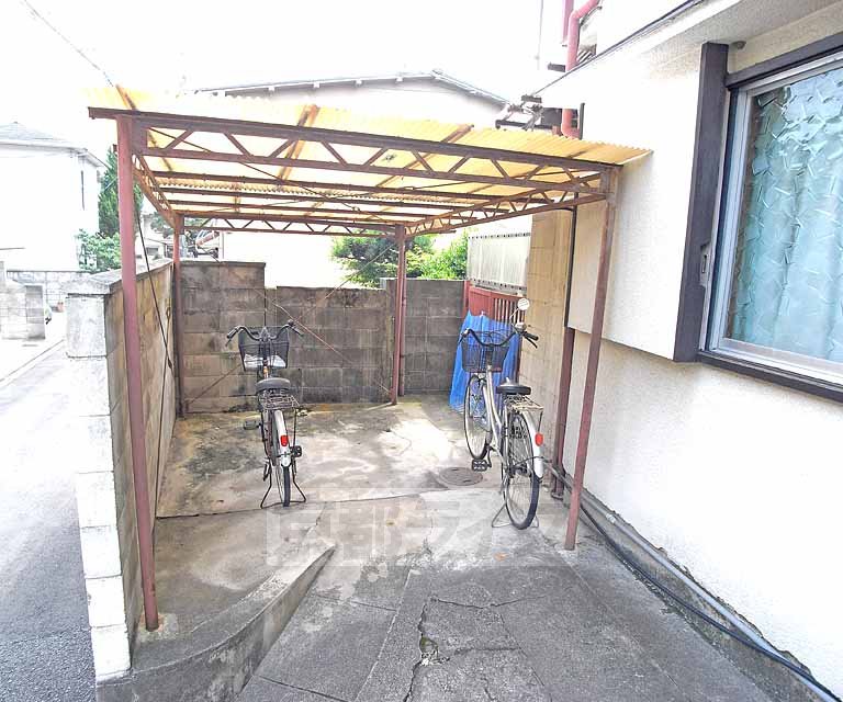 その他共有部分　広い駐輪スペースです。