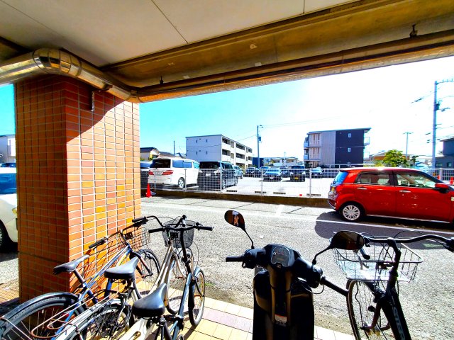 駐車場　駐車場があるので、車を買う予定の方も安心です