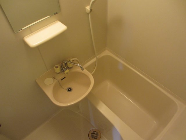 バス・シャワールーム　広々とした浴室には、換気乾燥機が付いています。