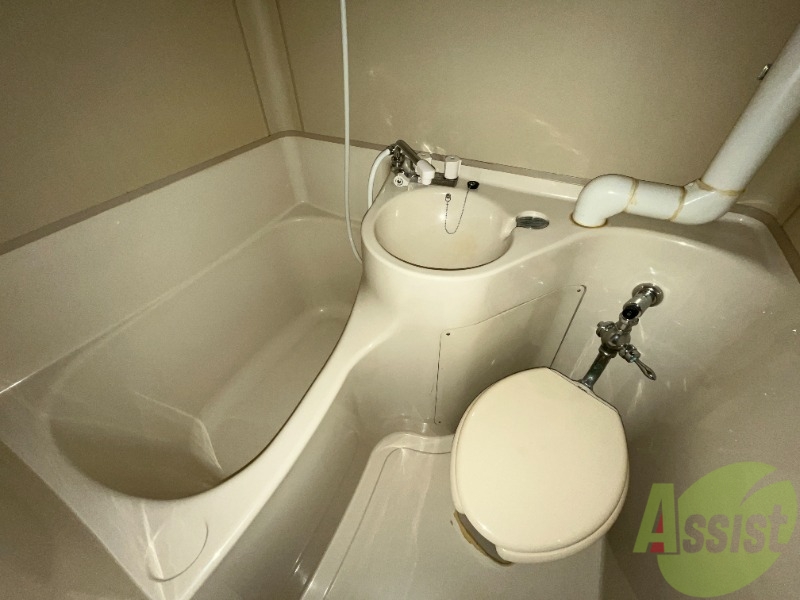 バス・シャワールーム　浴室はシンプル。一人暮らしにはちょうど良いサイズですね。