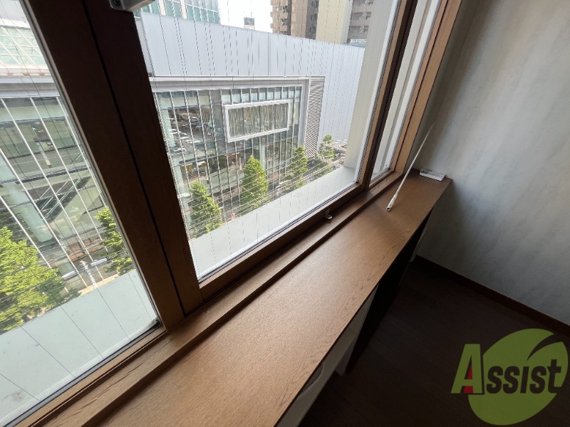 バルコニー　窓辺です、明るい印象ですね開けたくなります