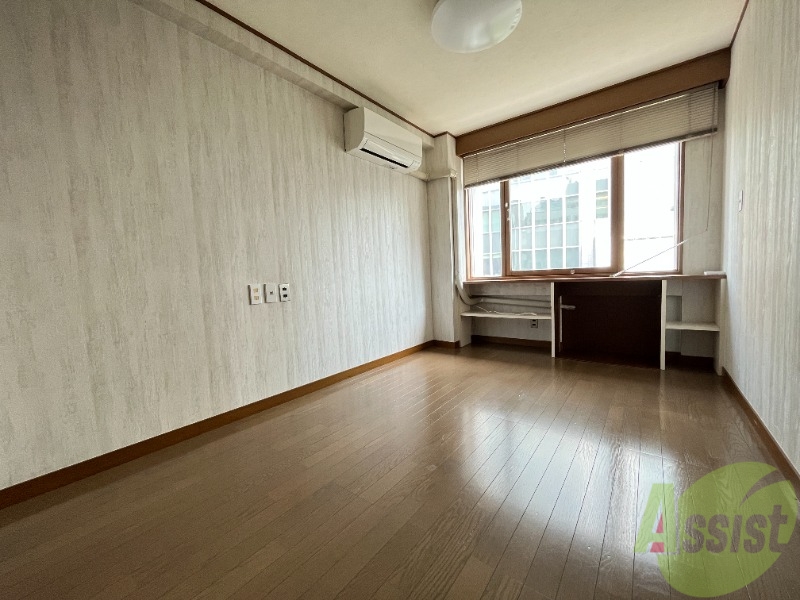 居室・リビング　生活のメインとなる部屋ですね。日差しがあり明るい印象でした。