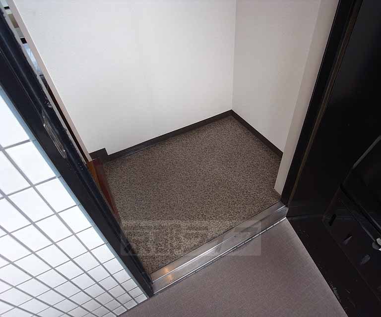 玄関　段差の低い玄関です。