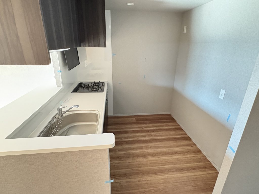 キッチン　３口システムキッチン・カウンター付