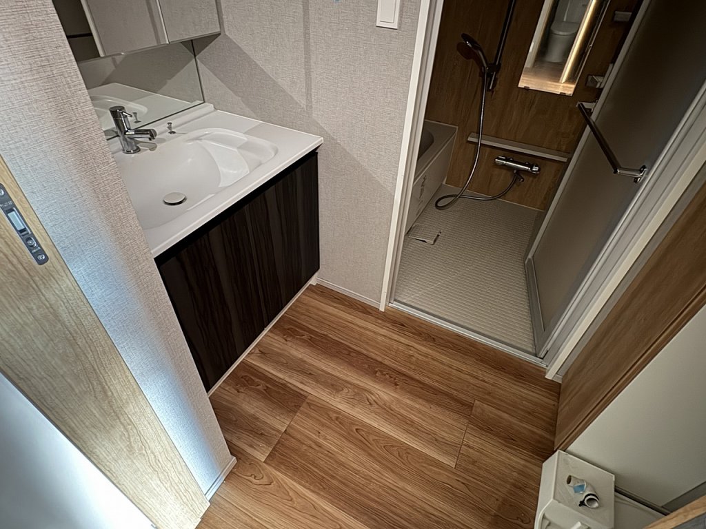 洗面設備　扉付き脱衣所　独立洗面台・洗濯機置場