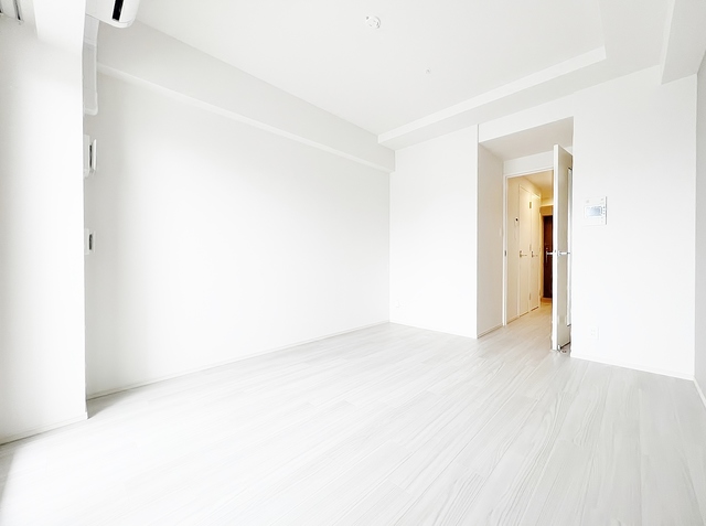 居室・リビング　ホワイトコーデ部屋・フローリング・エアコン付き