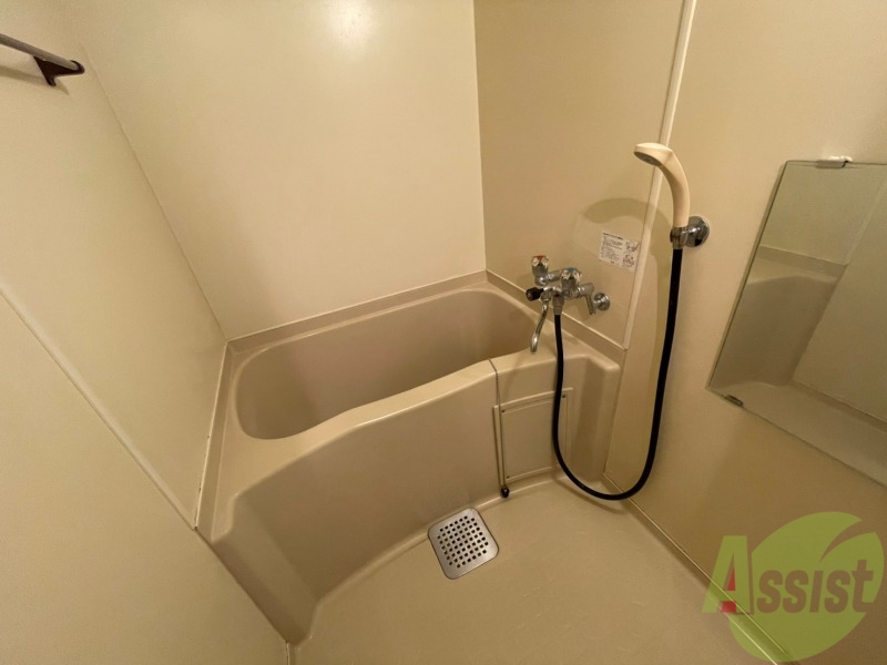 バス・シャワールーム　バスルームは狭すぎず、シャワーも浴びやすそうです。