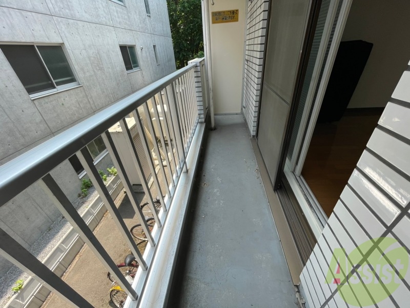 バルコニー　バルコニー。洗濯物がはかどりそうな広さがありますよ。