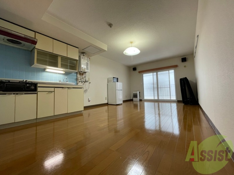 居室・リビング　１３帖の洋室です。広々として、きれいですね。