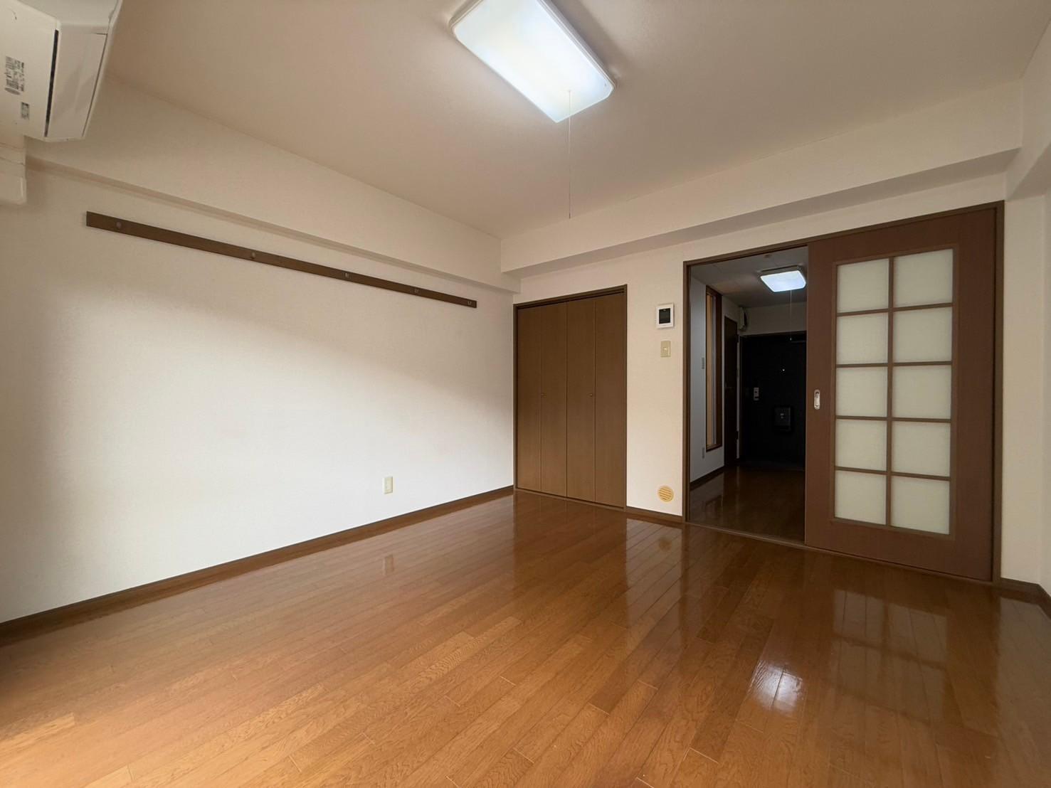 居室・リビング　フローリング８帖の洋室です(参考写真)