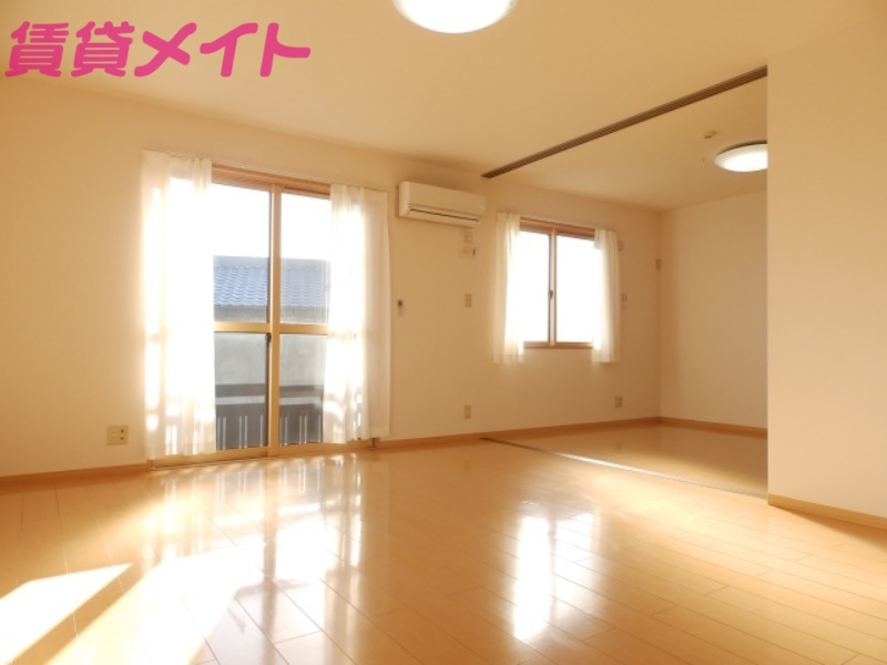 居室・リビング　同物件別室の写真です