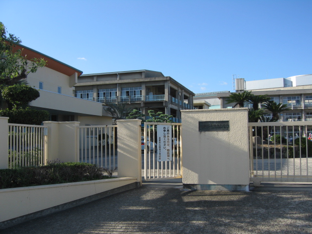 小学校　葦高小学校（小学校）まで977m