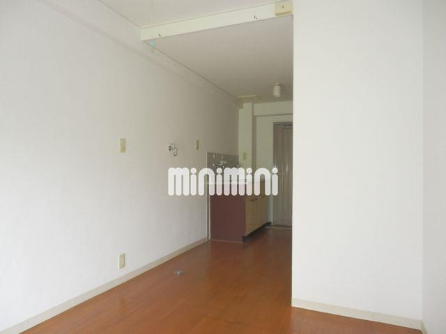 居室・リビング　洋間からのキッチンスペースです。