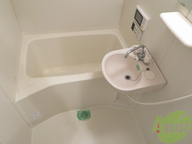 バス・シャワールーム　こちらはお風呂。一日の疲れをここで癒してください。