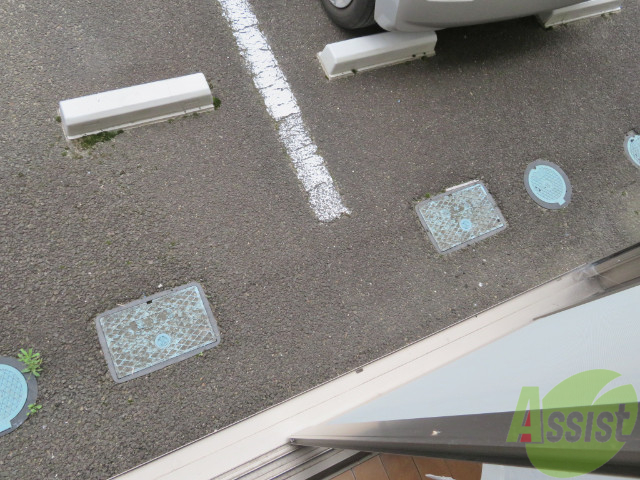 バルコニー　バルコニーは無いですが、ちょっとした物なら置けそう