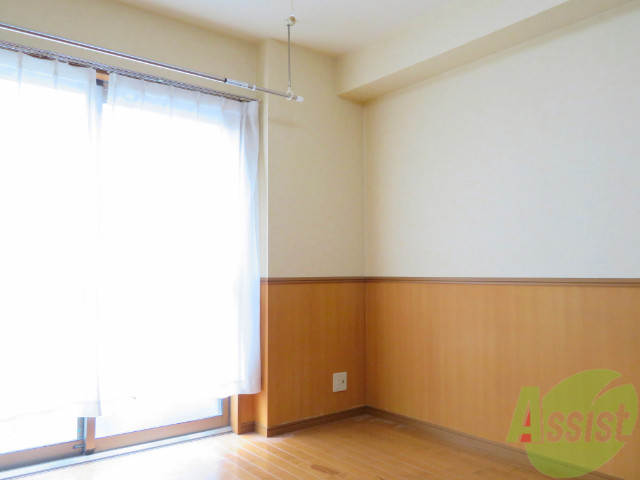 居室・リビング　リビングはこんな感じです。窓が大きくてよく陽が入ってきます。