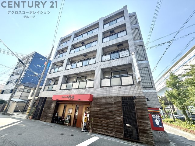 建物外観　外壁タイル貼りのおしゃれな外観です。