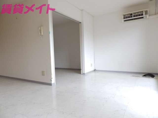 居室・リビング　同物件別室写真