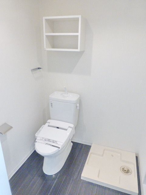 トイレ　収納棚付トイレスペース