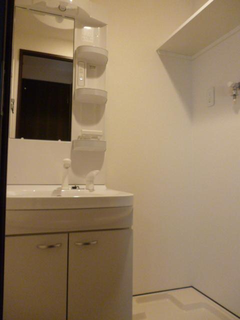 洗面設備　明るい洗面所です