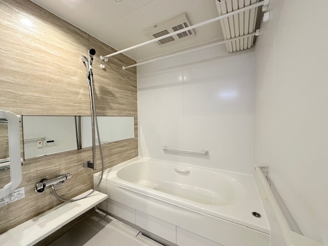 バス・シャワールーム　手すりや滑りにくい床材など、高齢者の暮らしに寄り添った浴室。